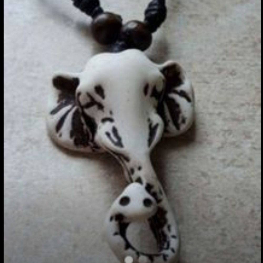 New Carved elephant head bead necklace